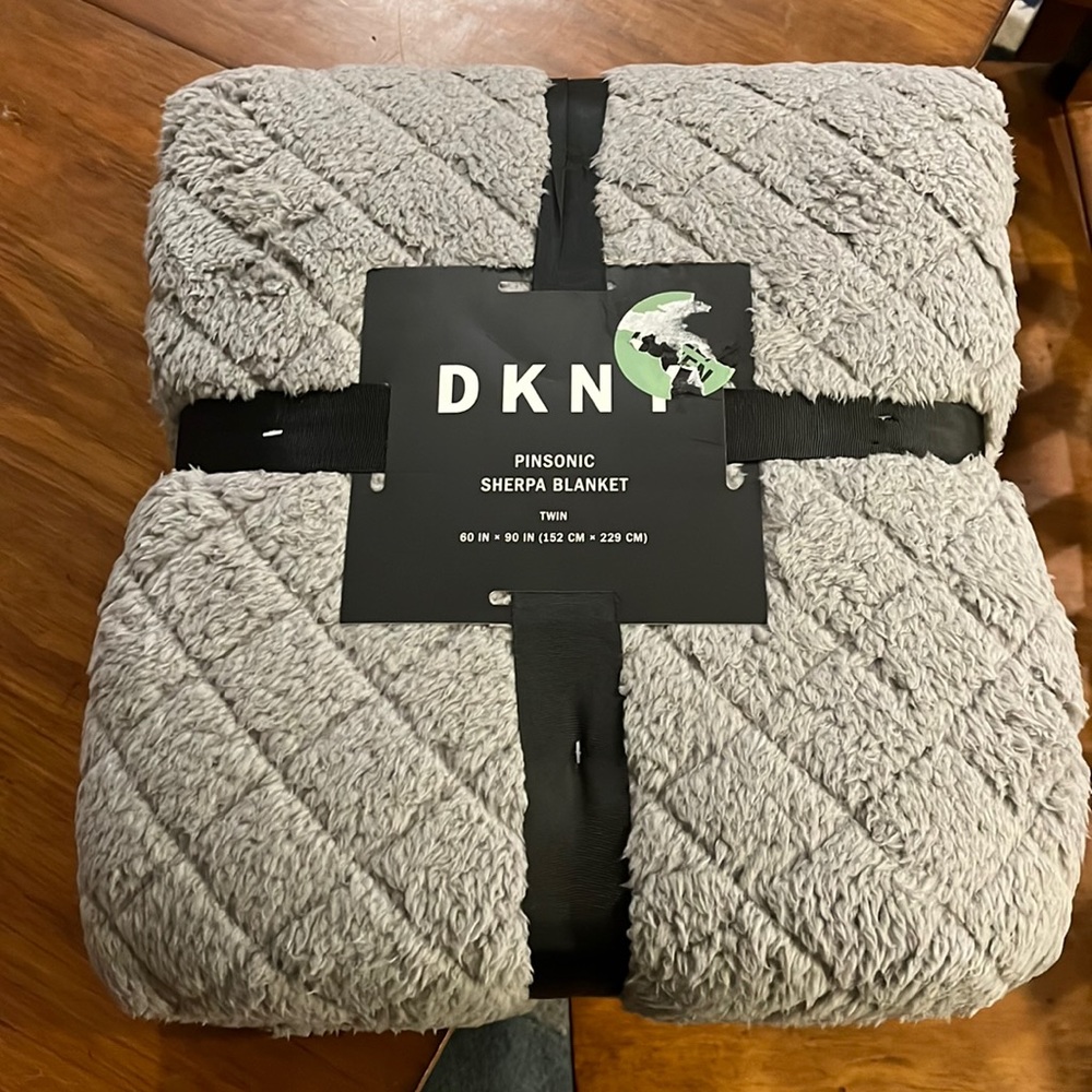 DKNY Pinsonic Sherpa Twin Throw Blanket new Grey 60”x90” diamond quilted decor